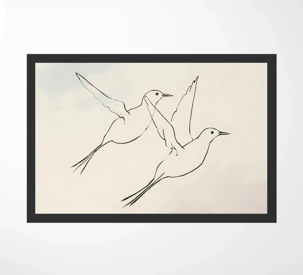 Due uccelli in volo catturati in un semplice schizzo zerbino da DesignDoodle