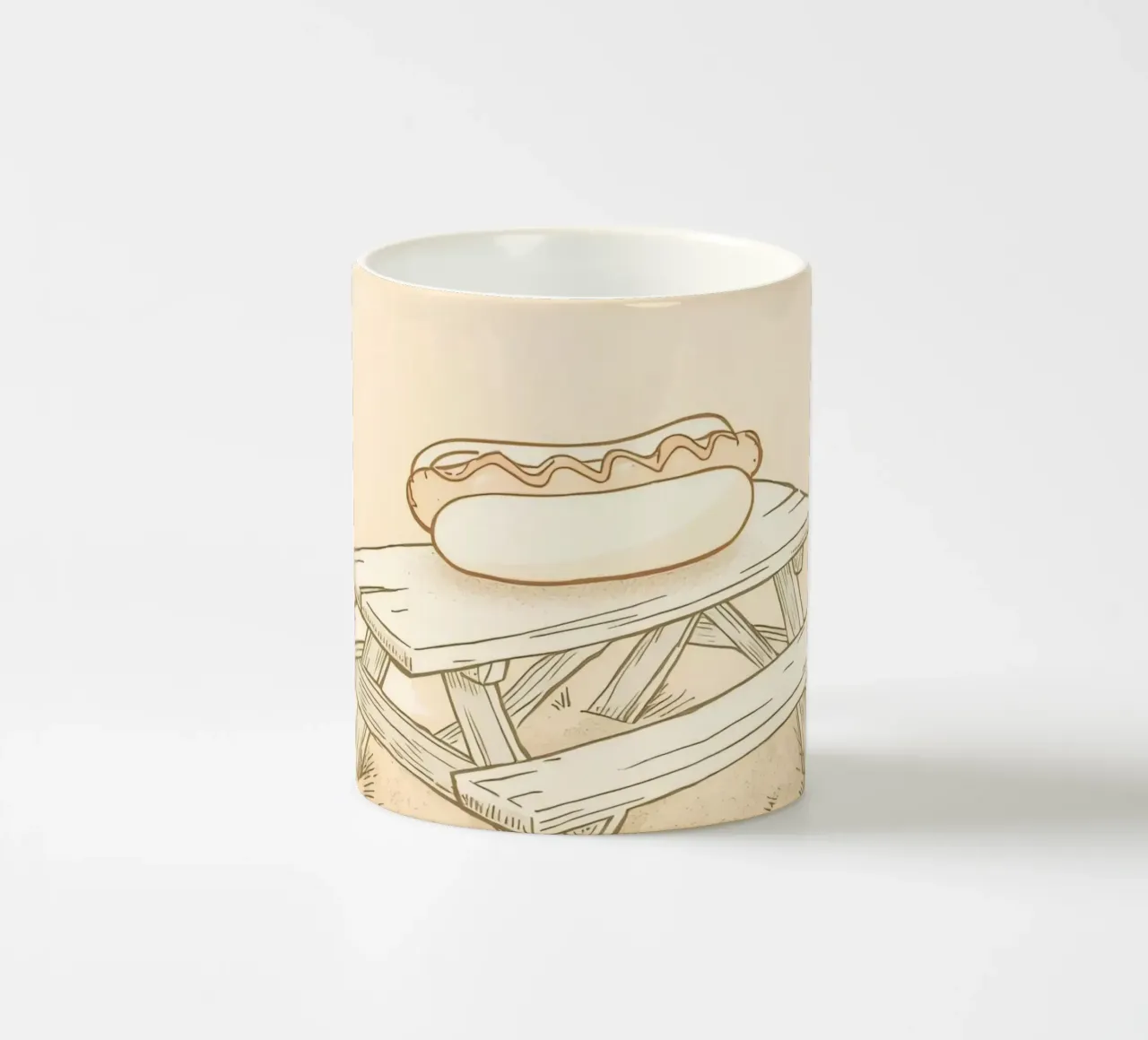 Perrito caliente descansando sobre una mesa de picnic de madera en un campo cubierto de hierba taza de cerámica de DesignDoodle