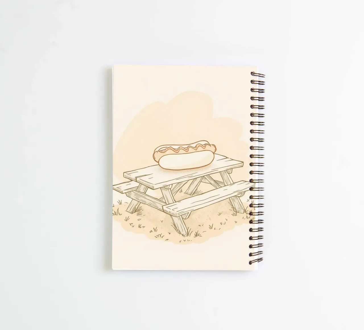 Hot-dog reposant sur une table de pique-nique en bois dans un champ herbeux carnet à spirale de DesignDoodle