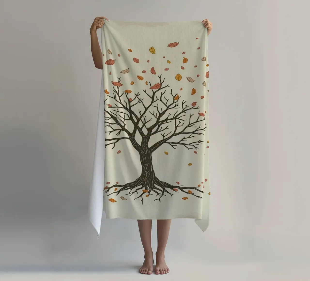 Un albero autunnale con foglie cadenti cattura le transizioni stagionali telo mare da DesignDoodle