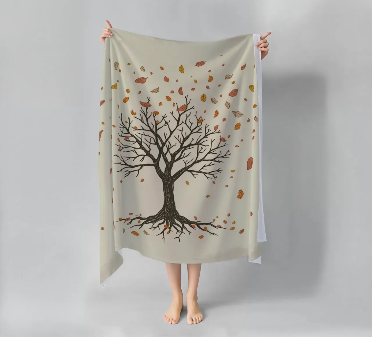 Un albero autunnale con foglie cadenti cattura le transizioni stagionali telo mare da DesignDoodle