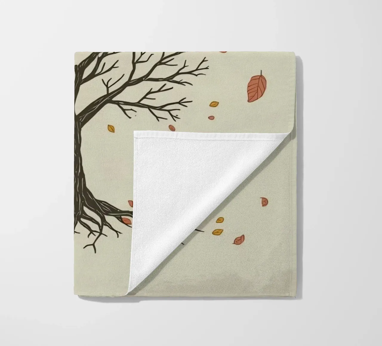 Un albero autunnale con foglie cadenti cattura le transizioni stagionali telo mare da DesignDoodle