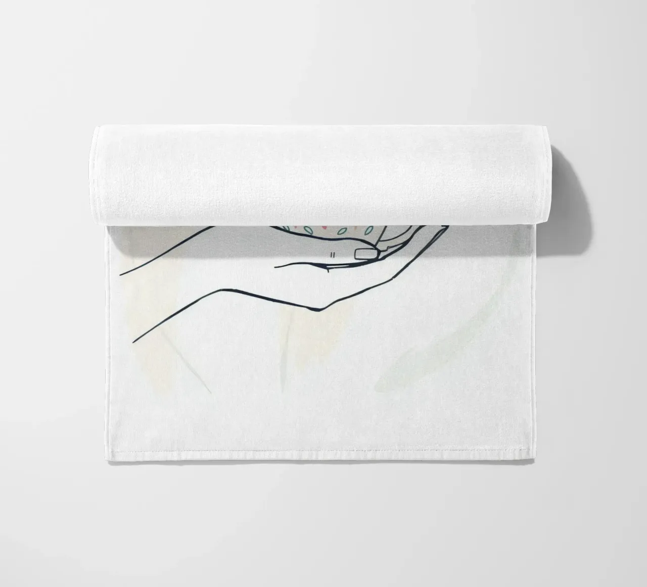 Mano che tiene una tazza di tè fumante su uno sfondo morbido telo mare da DesignDoodle
