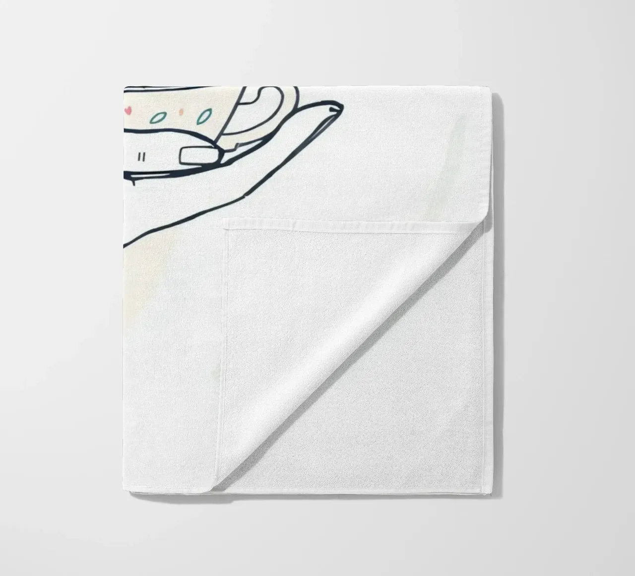Mano che tiene una tazza di tè fumante su uno sfondo morbido telo mare da DesignDoodle