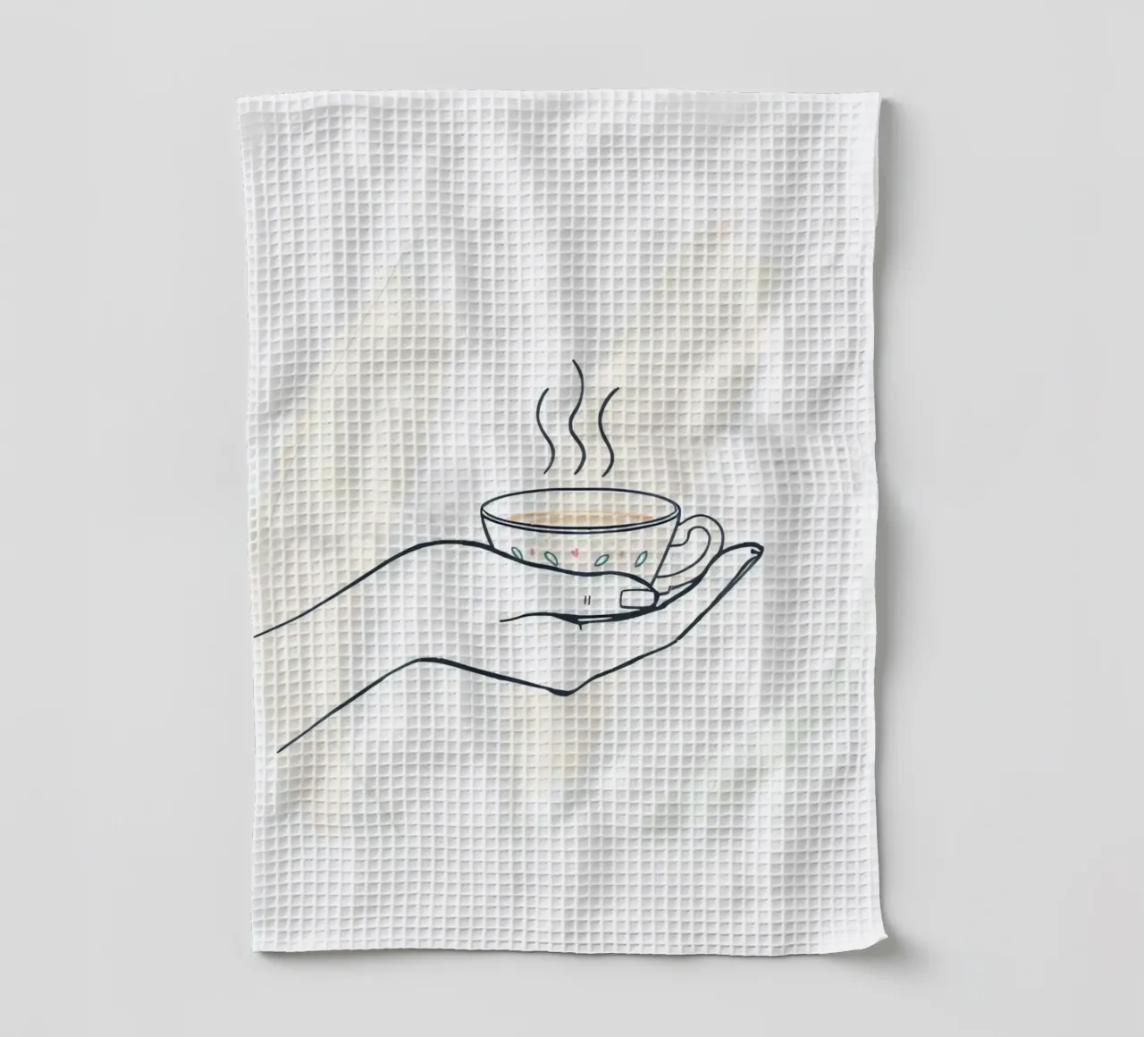 Eine Hand hält eine dampfende Tasse Tee vor einem weichen Hintergrund Geschirrtuch von DesignDoodle