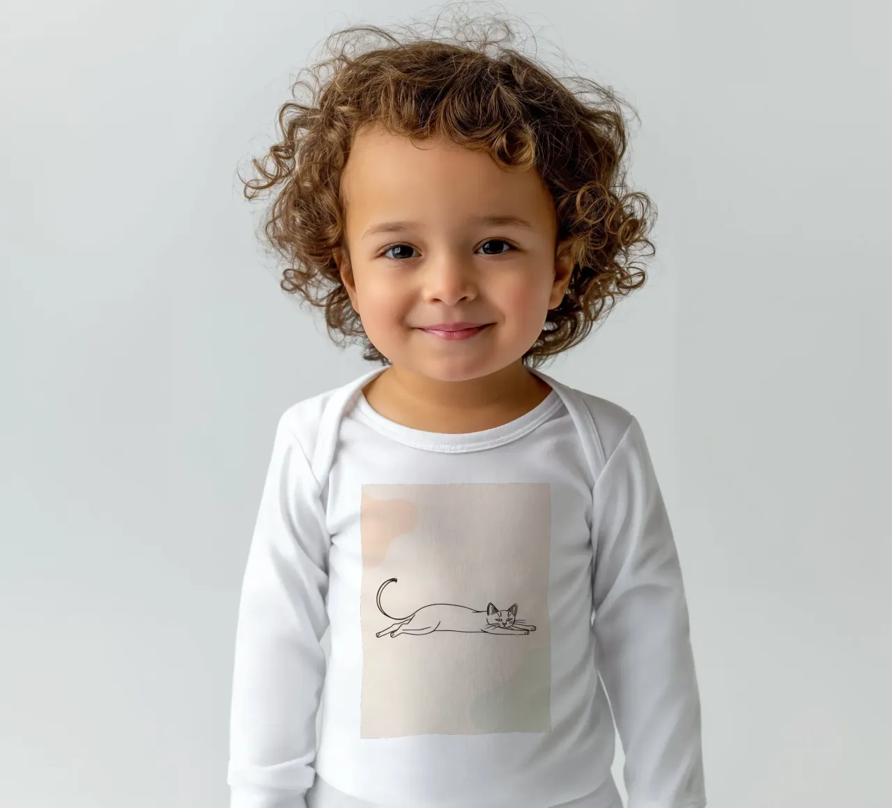 Chat s'étirant dans une pose détendue sur un fond clair body manches longues de DesignDoodle
