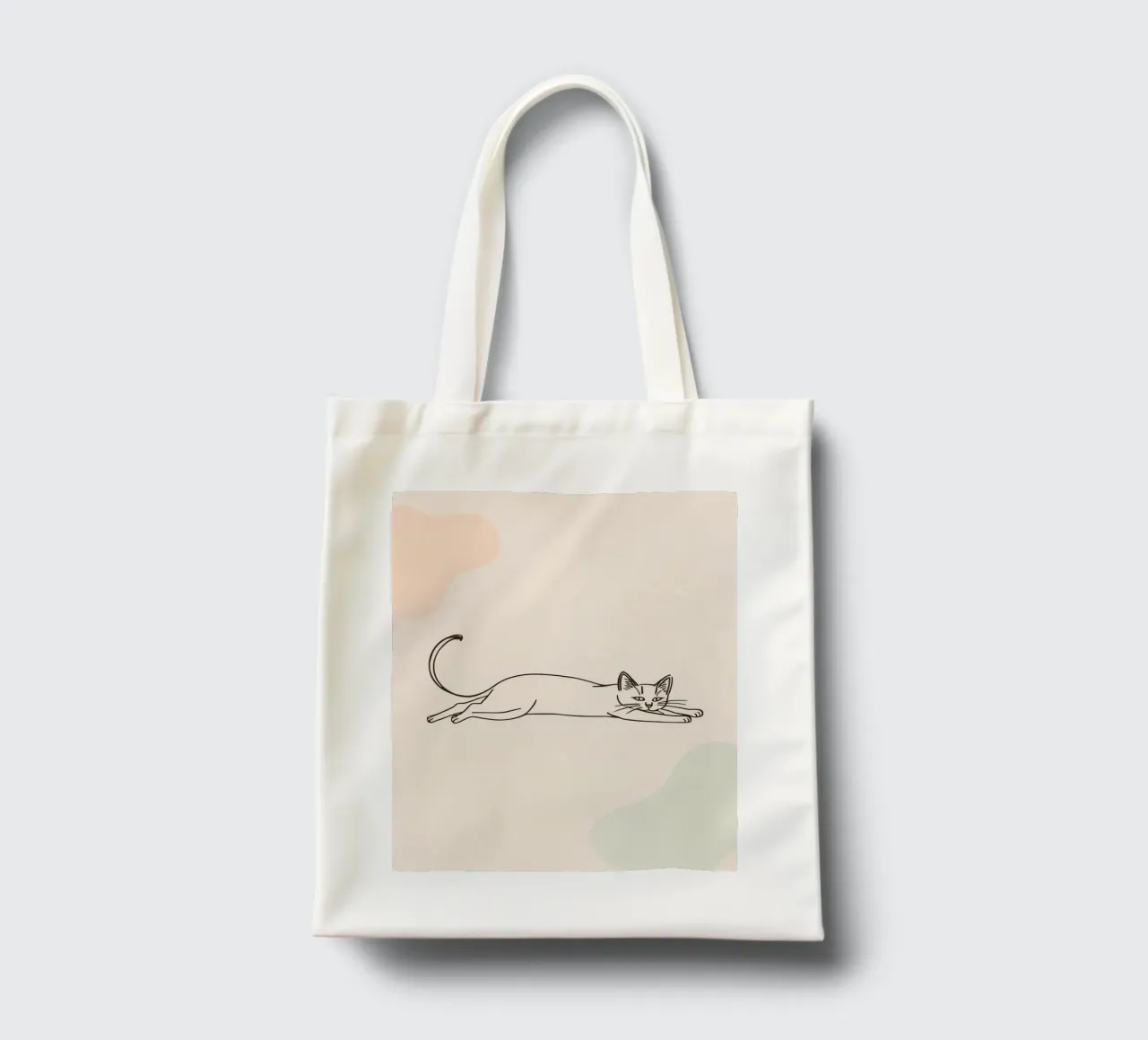 Katze streckt sich in entspannter Haltung vor einem hellen Hintergrund Jutebeutel von DesignDoodle