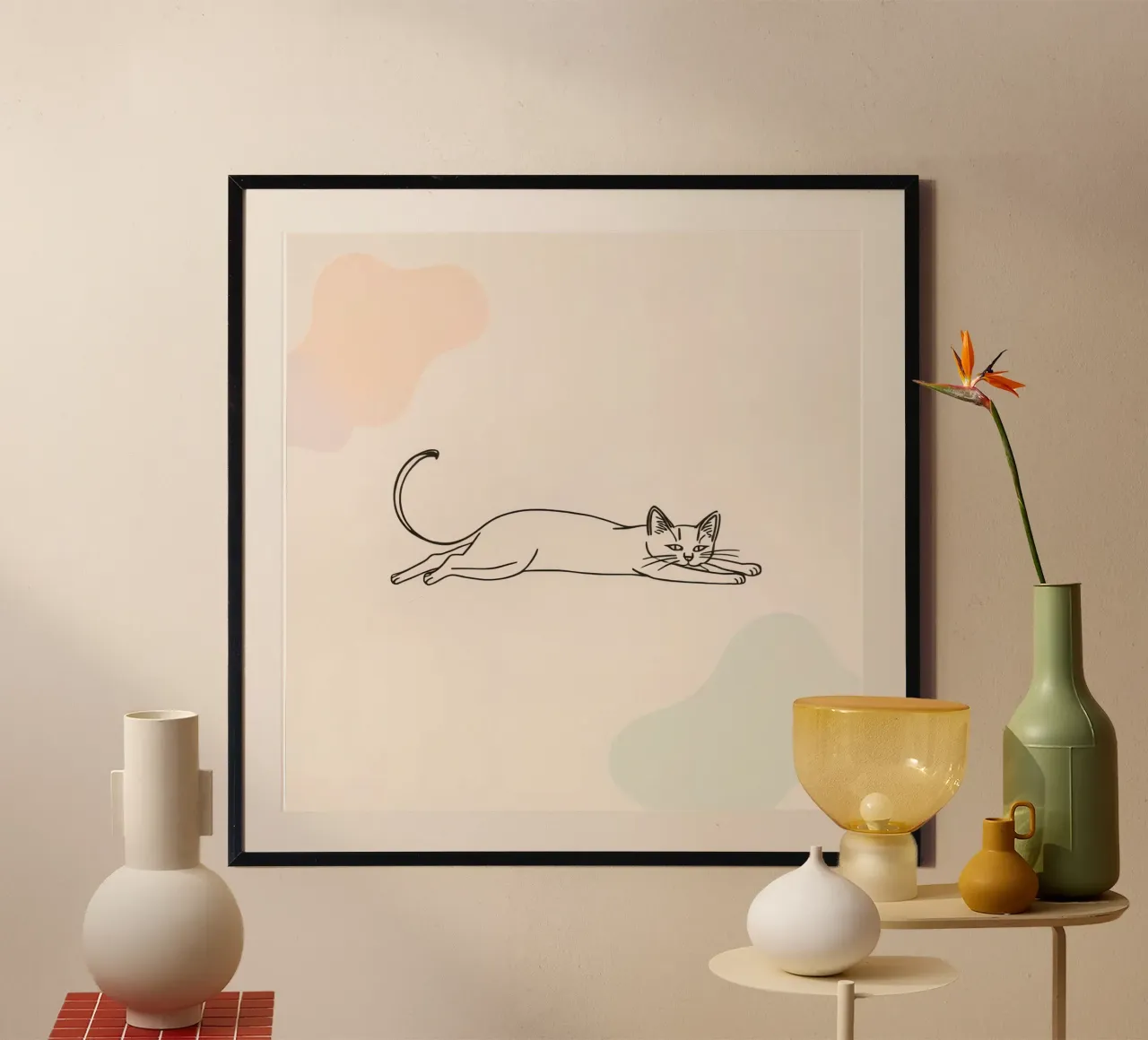 Gatto che si stiracchia in una posa rilassata su uno sfondo chiaro poster da DesignDoodle