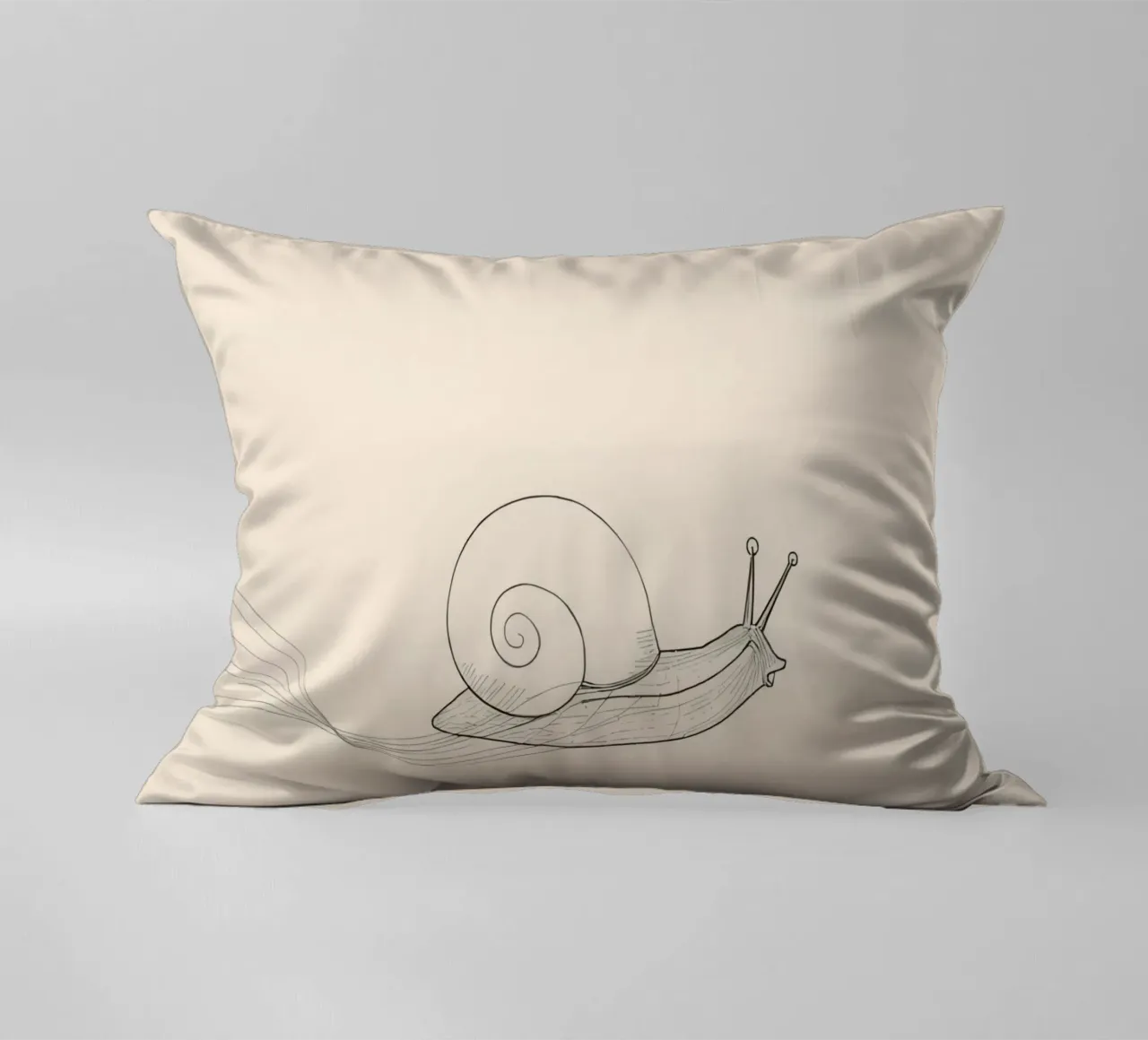 La lumaca scivola leggiadra su una superficie liscia cuscino da DesignDoodle