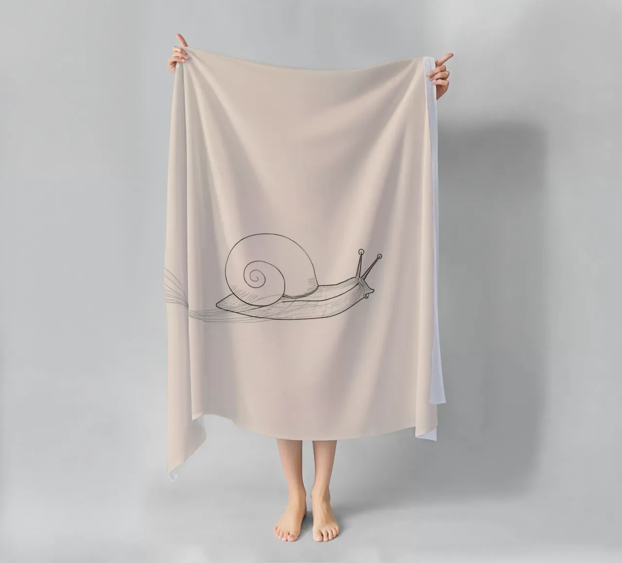 La lumaca scivola leggiadra su una superficie liscia telo mare da DesignDoodle