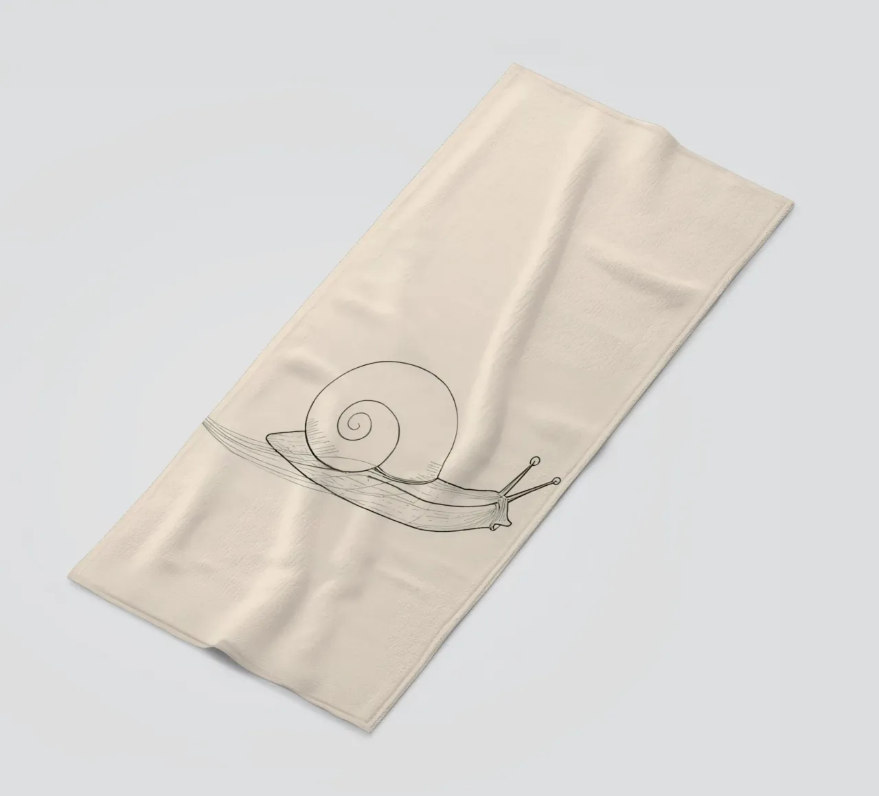 La lumaca scivola leggiadra su una superficie liscia telo mare da DesignDoodle