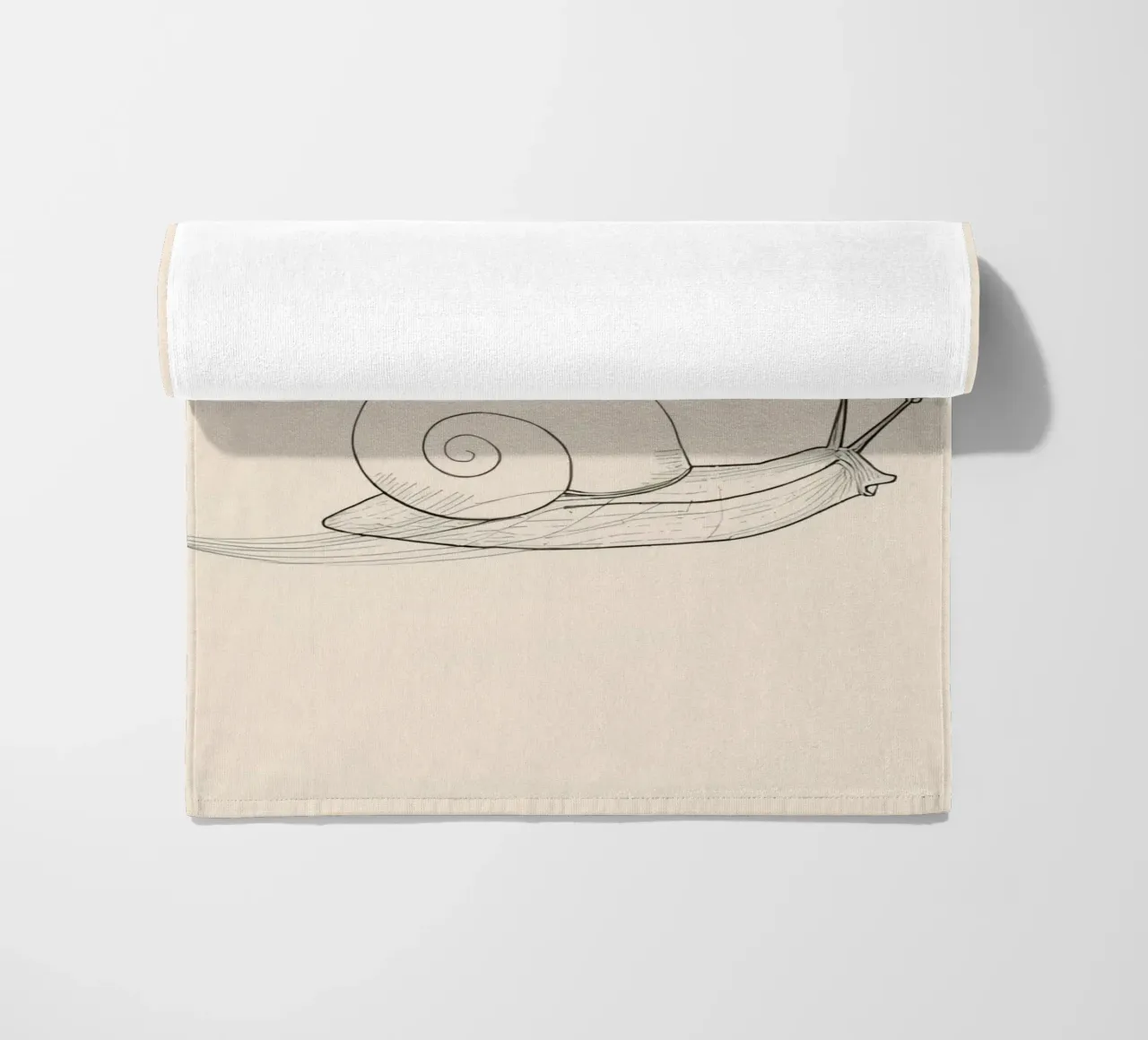 La lumaca scivola leggiadra su una superficie liscia telo mare da DesignDoodle