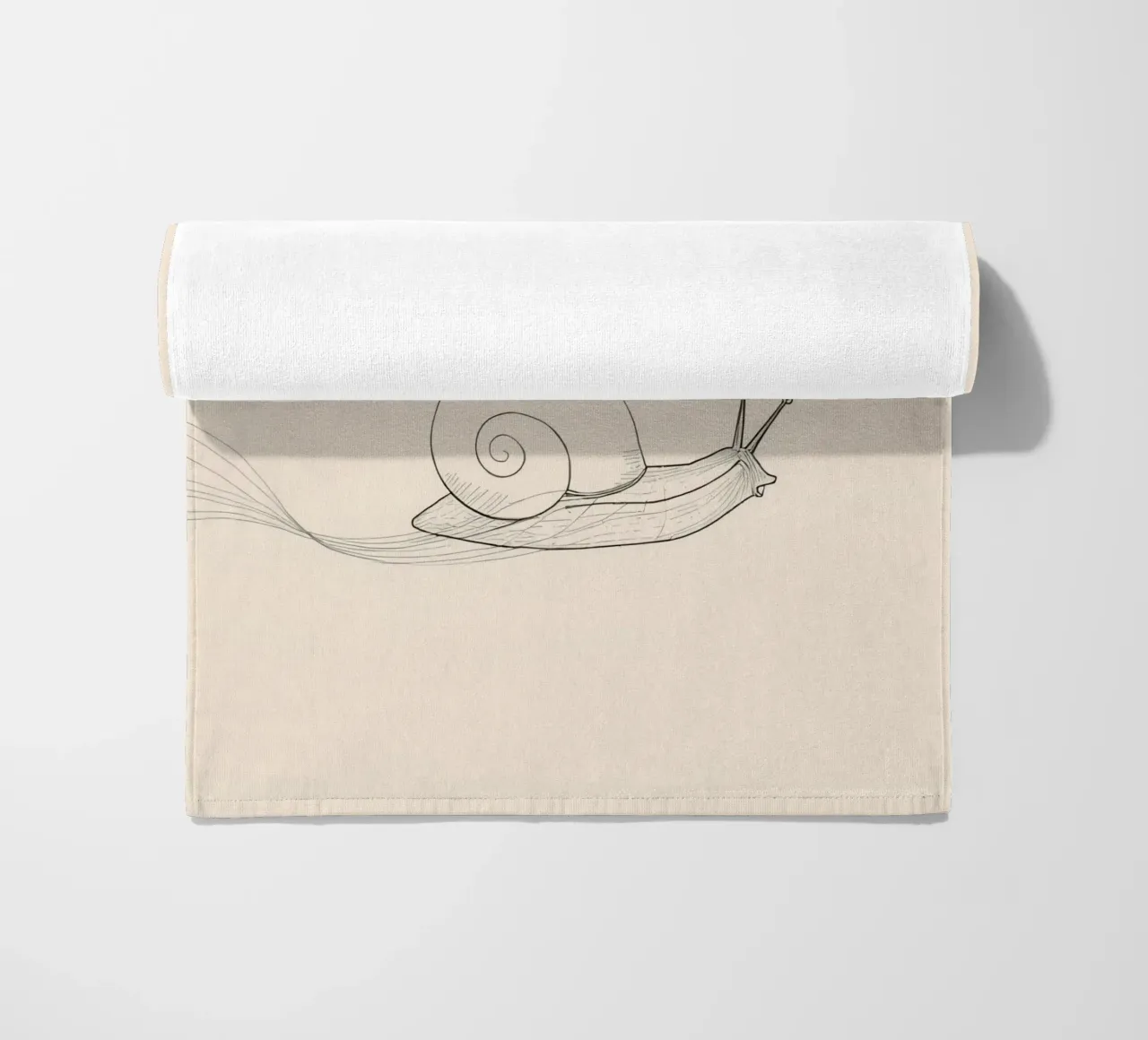 La lumaca scivola leggiadra su una superficie liscia telo mare da DesignDoodle