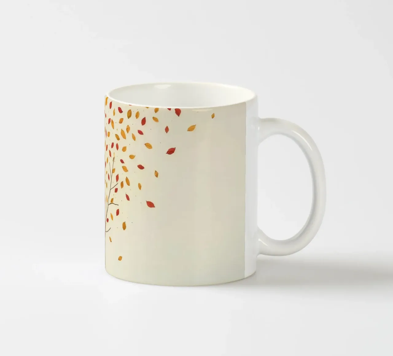 Albero che perde le foglie in autunno, raffigurante il cambiamento stagionale tazza in ceramica da DesignDoodle