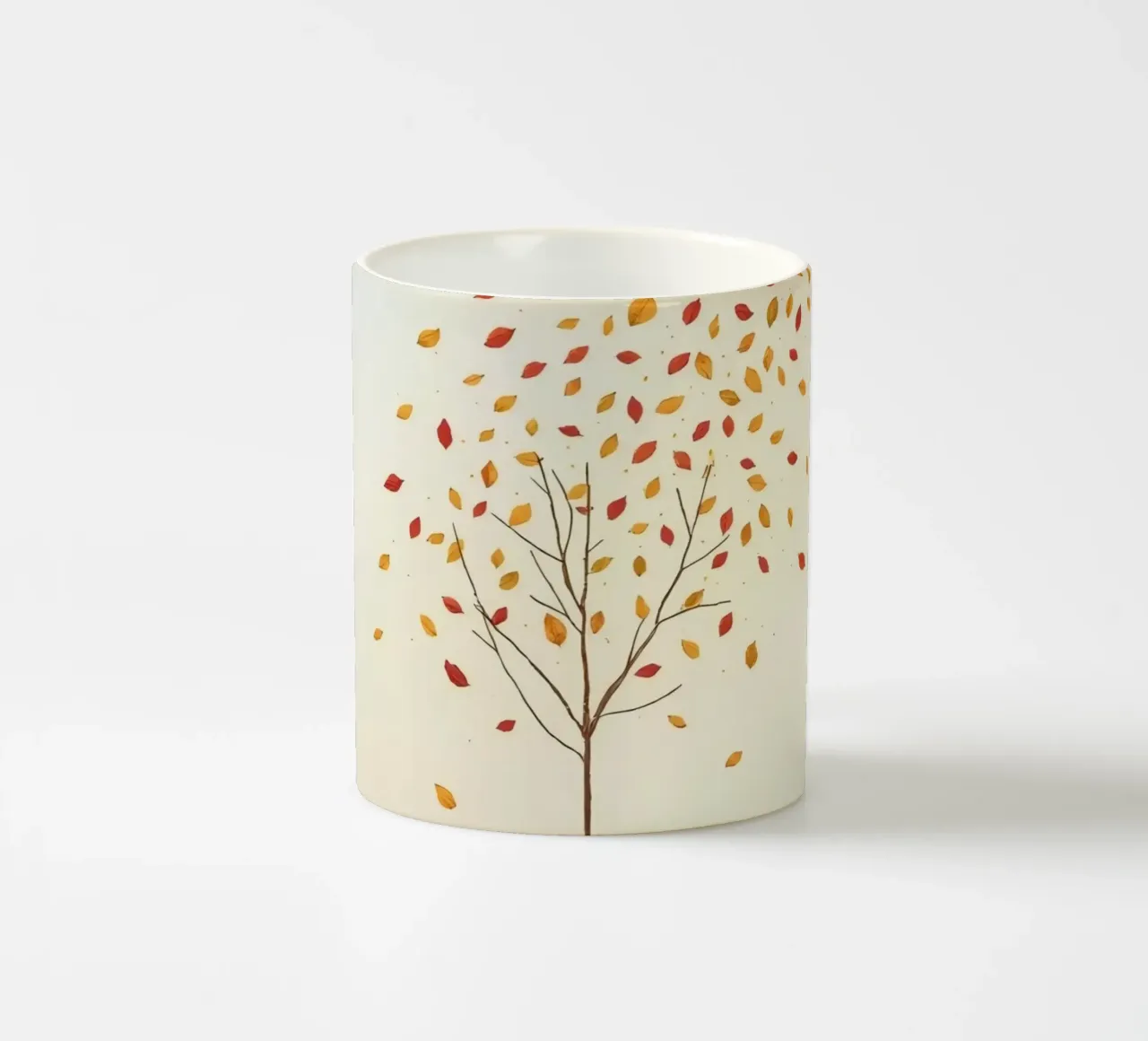 Albero che perde le foglie in autunno, raffigurante il cambiamento stagionale tazza in ceramica da DesignDoodle