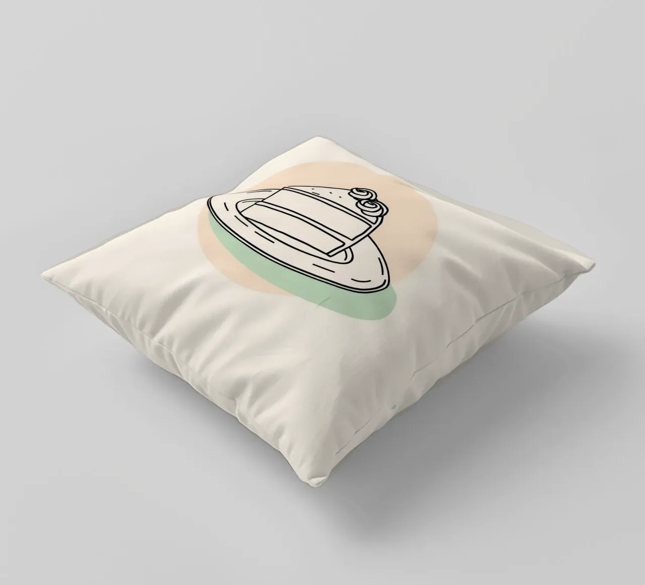 Deliziosa fetta di torta su un piatto con crema decorativa cuscino da DesignDoodle
