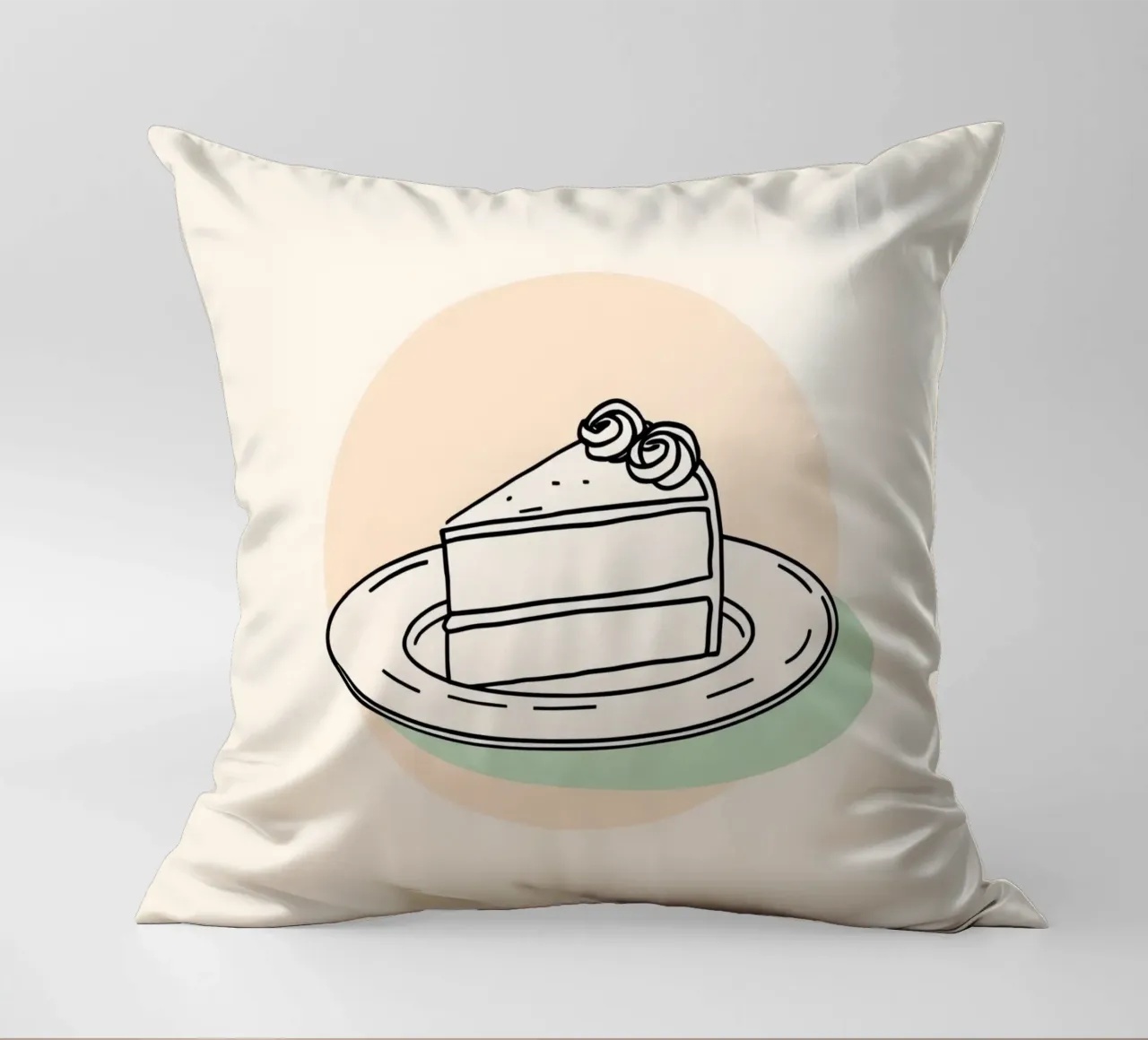 Deliziosa fetta di torta su un piatto con crema decorativa cuscino da DesignDoodle