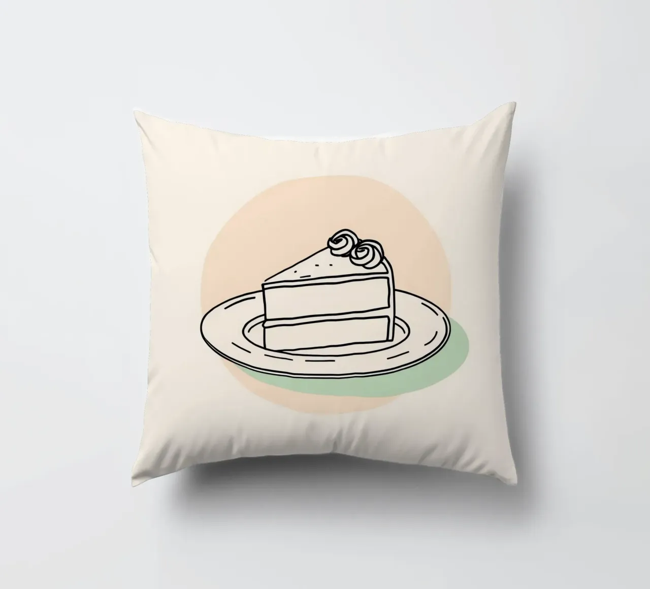 Deliziosa fetta di torta su un piatto con crema decorativa cuscino da DesignDoodle