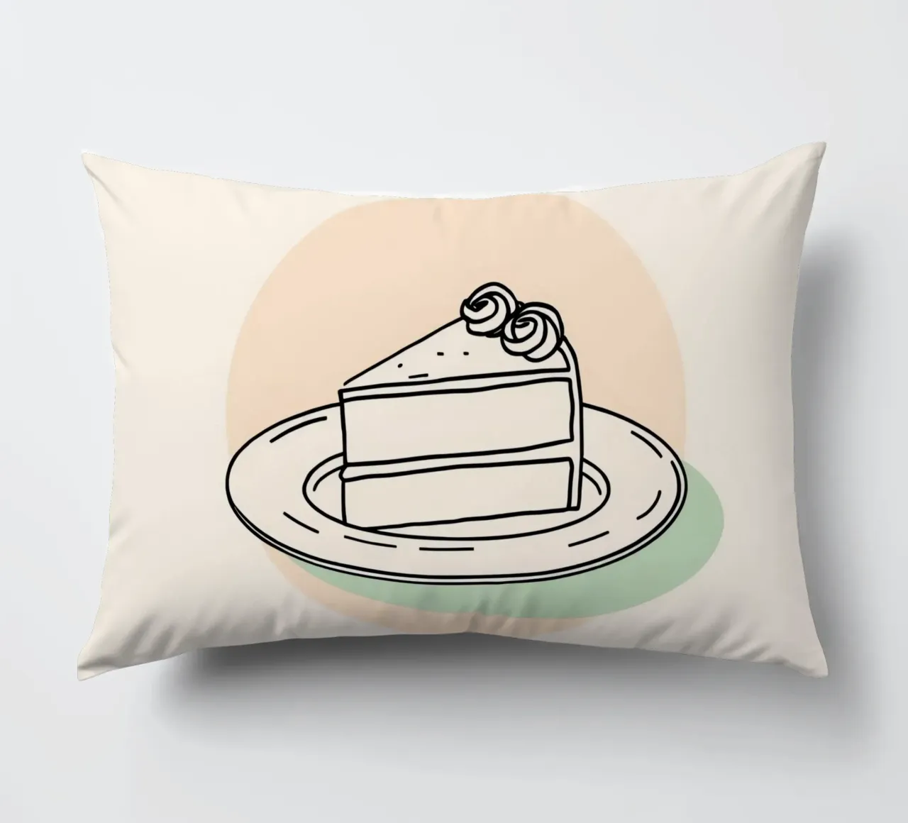 Deliziosa fetta di torta su un piatto con crema decorativa cuscino da DesignDoodle