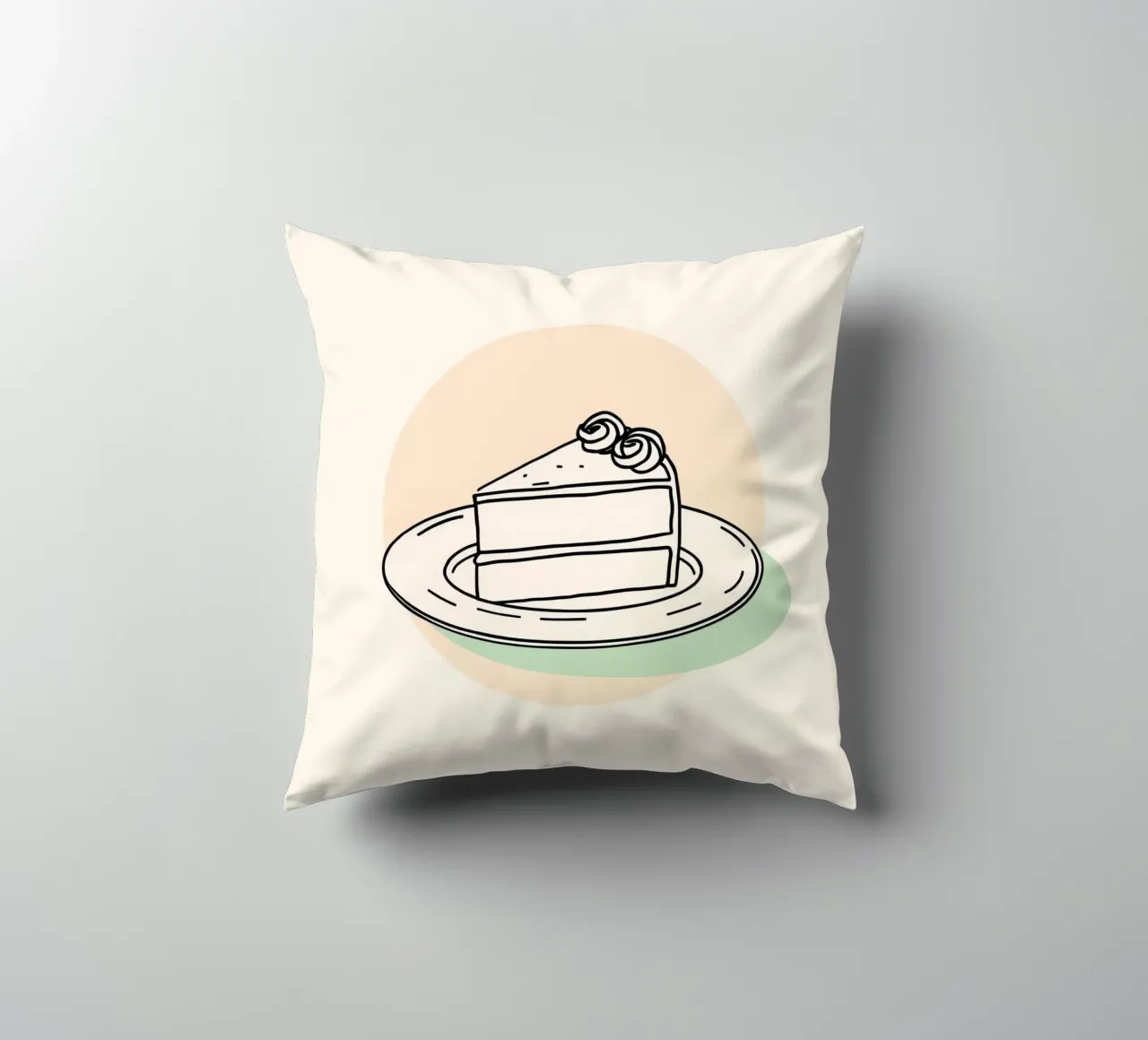 Deliziosa fetta di torta su un piatto con crema decorativa cuscino da DesignDoodle