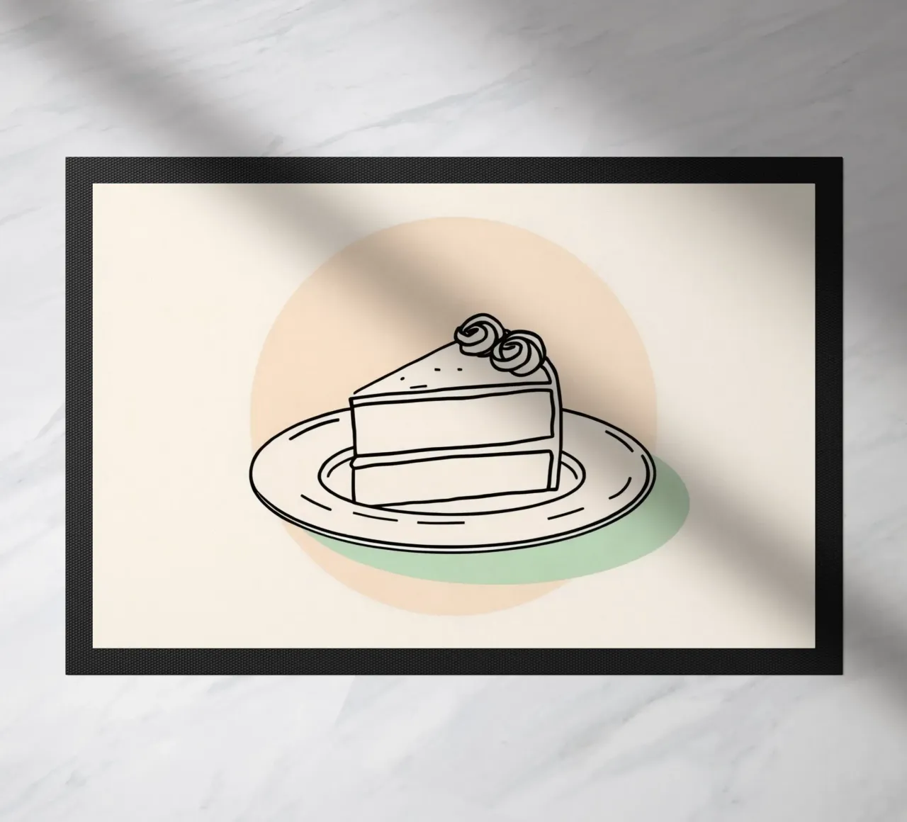 Deliziosa fetta di torta su un piatto con crema decorativa zerbino da DesignDoodle