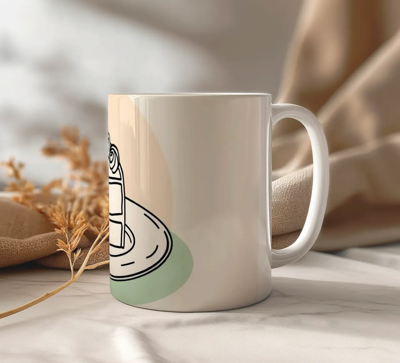 Deliziosa fetta di torta su un piatto con crema decorativa tazza in ceramica da DesignDoodle