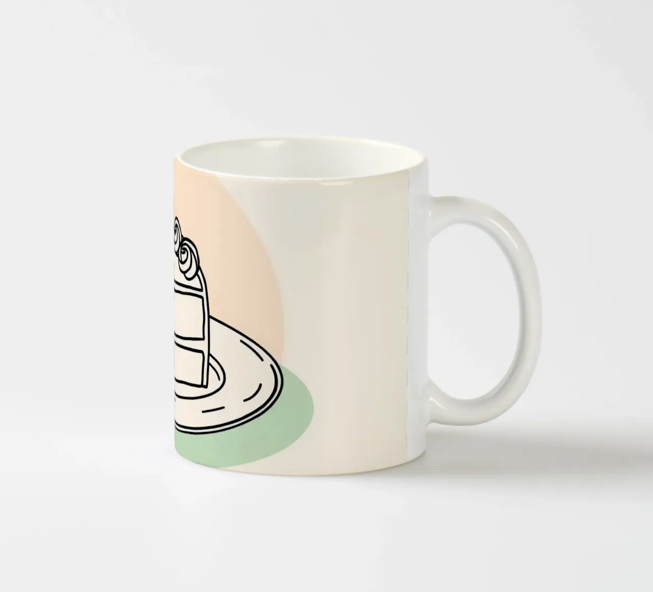 Deliziosa fetta di torta su un piatto con crema decorativa tazza in ceramica da DesignDoodle