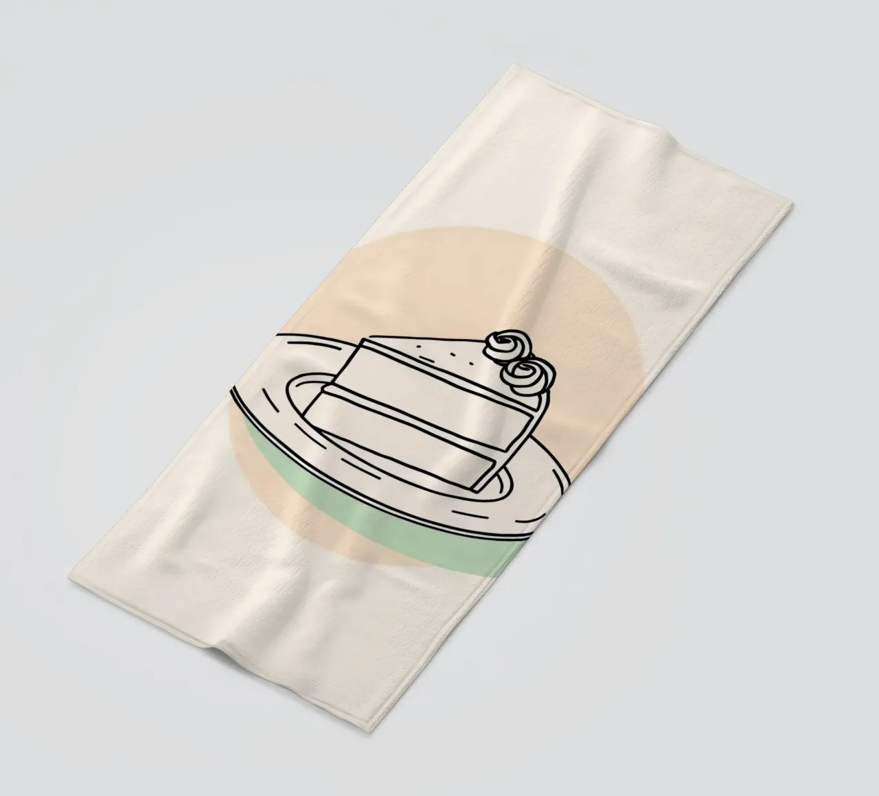 Deliziosa fetta di torta su un piatto con crema decorativa telo mare da DesignDoodle