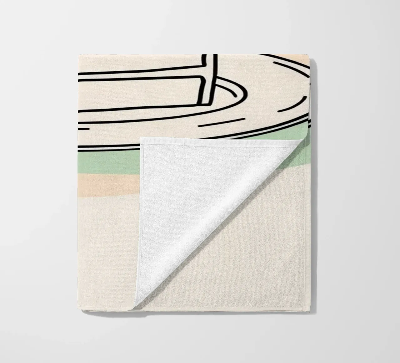 Deliziosa fetta di torta su un piatto con crema decorativa telo mare da DesignDoodle