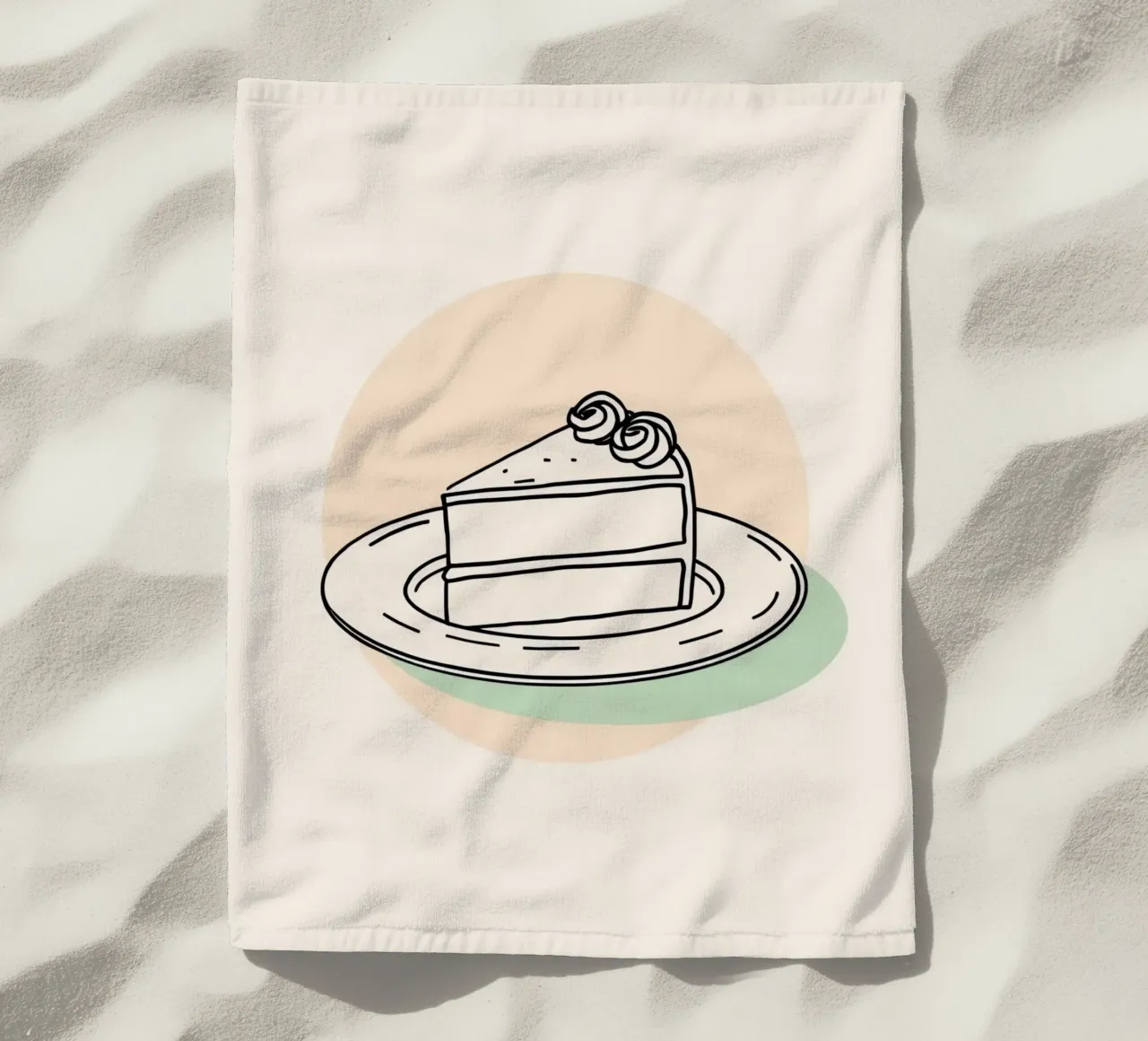 Deliziosa fetta di torta su un piatto con crema decorativa telo mare da DesignDoodle
