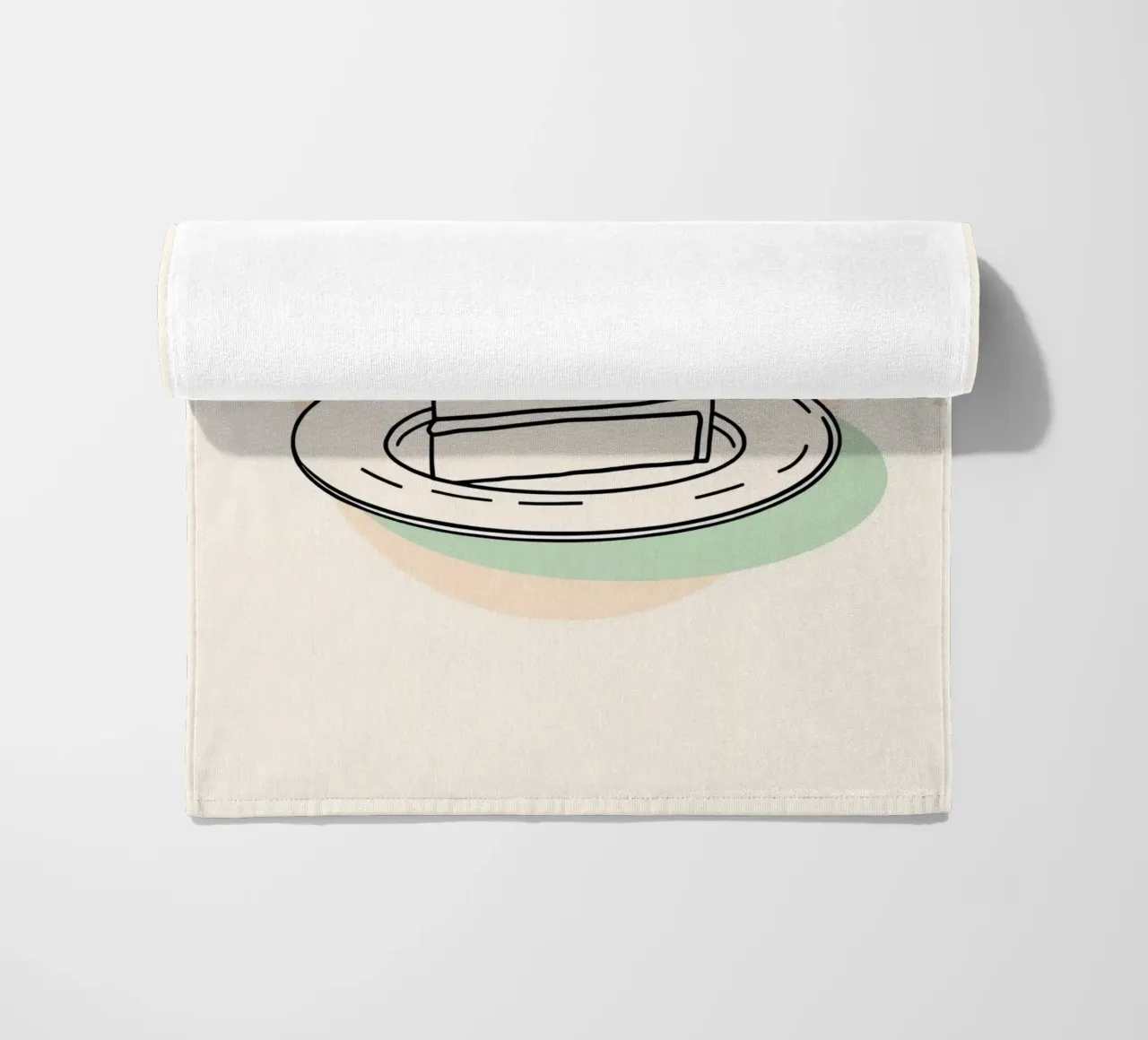 Deliziosa fetta di torta su un piatto con crema decorativa telo mare da DesignDoodle