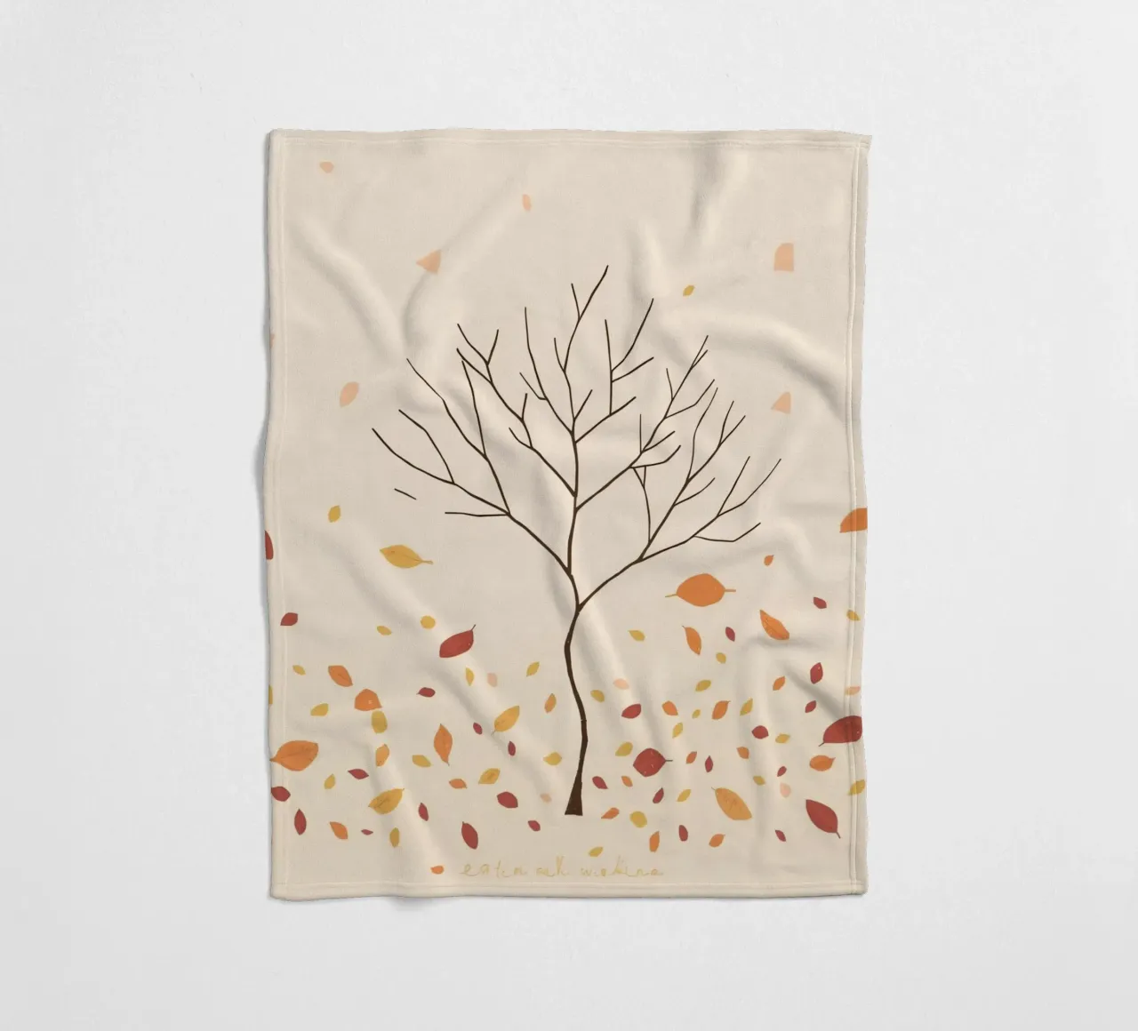 Albero spoglio circondato da foglie cadenti nella stagione autunnale coperta in pile da DesignDoodle