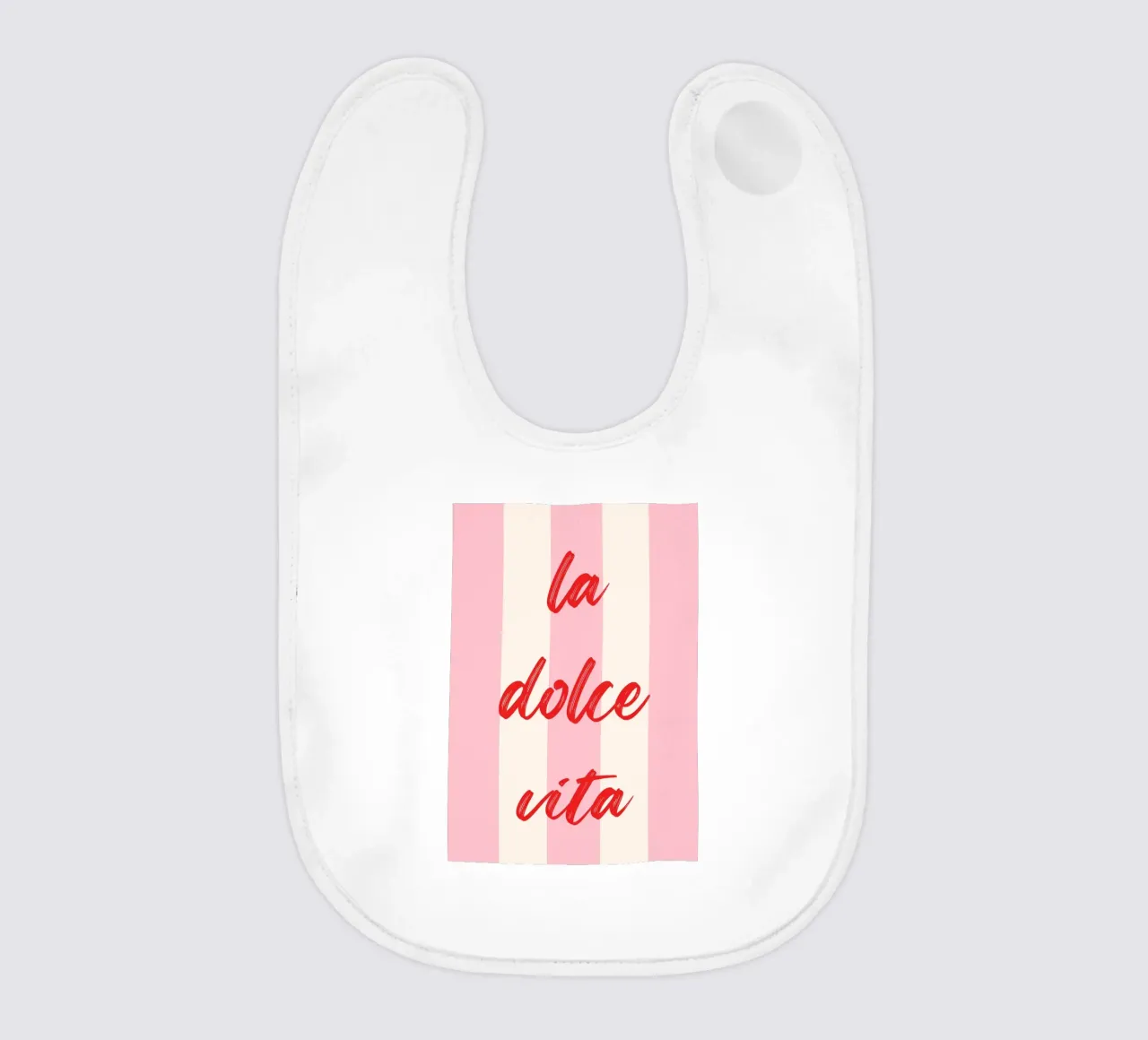 Citazione di La Dolce Vita in caratteri rossi a pennello su sfondo rosa a righe bavaglino da The Art Club