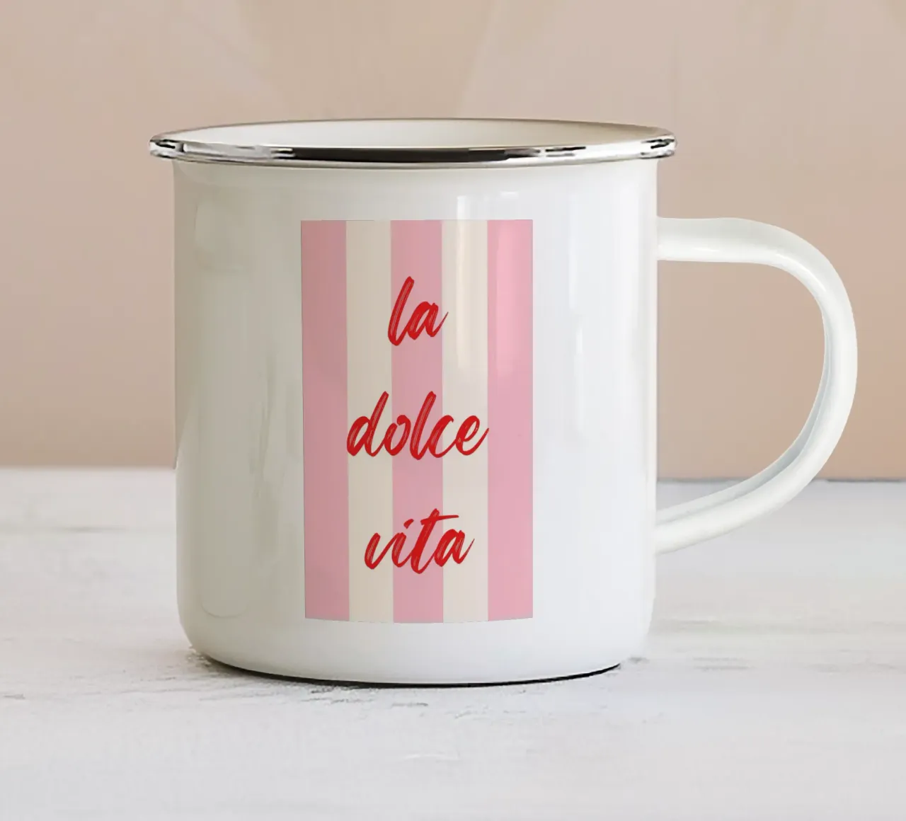 Citazione di La Dolce Vita in caratteri rossi a pennello su sfondo rosa a righe tazza in smalto da The Art Club