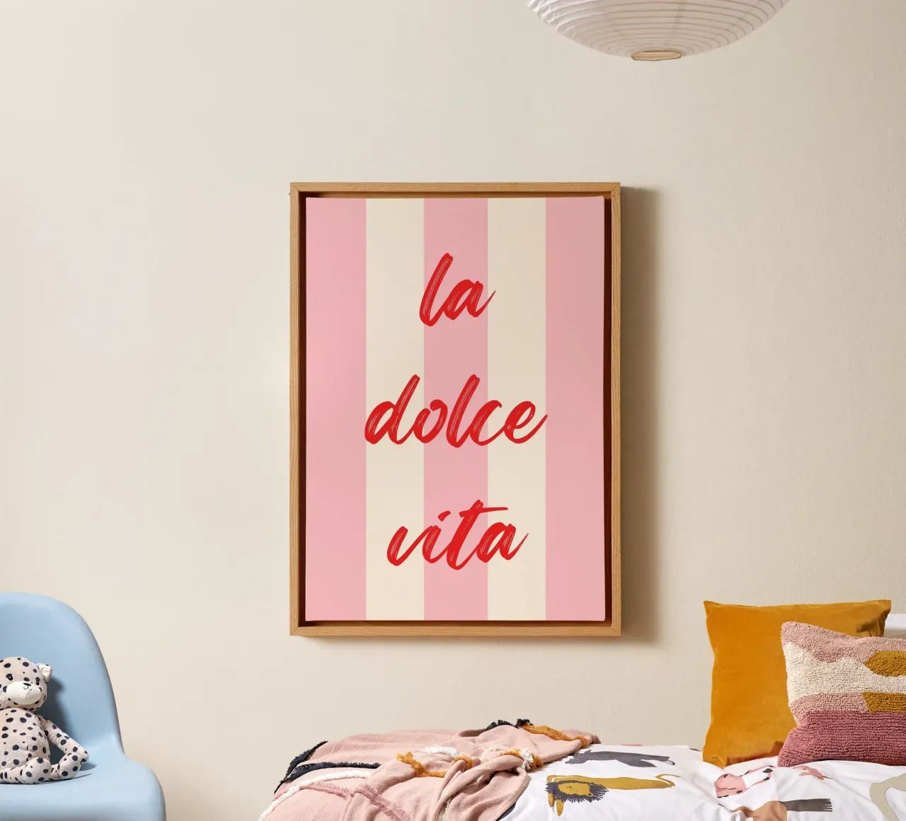 Citazione di La Dolce Vita in caratteri rossi a pennello su sfondo rosa a righe tela con Cornice a cassetta da The Art Club