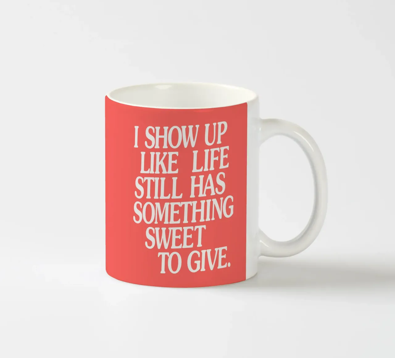 Aparezco como si la vida aún tuviera algo dulce que dar taza de cerámica de THE MOTIVATED TYPE