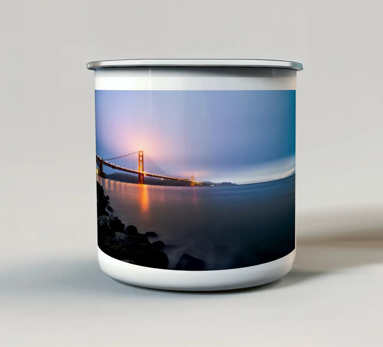 Golden Gate nella nebbia notturna, San Francisco, USA tazza in smalto da Wanderlust Vibes