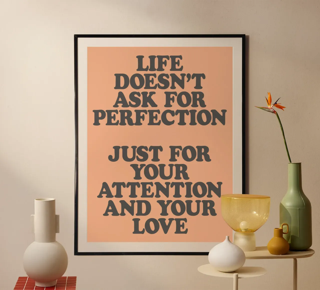 Das Leben verlangt keine Perfektion, nur Ihre Aufmerksamkeit und Liebe Poster mit Aluminium Rahmen von THE MOTIVATED TYPE