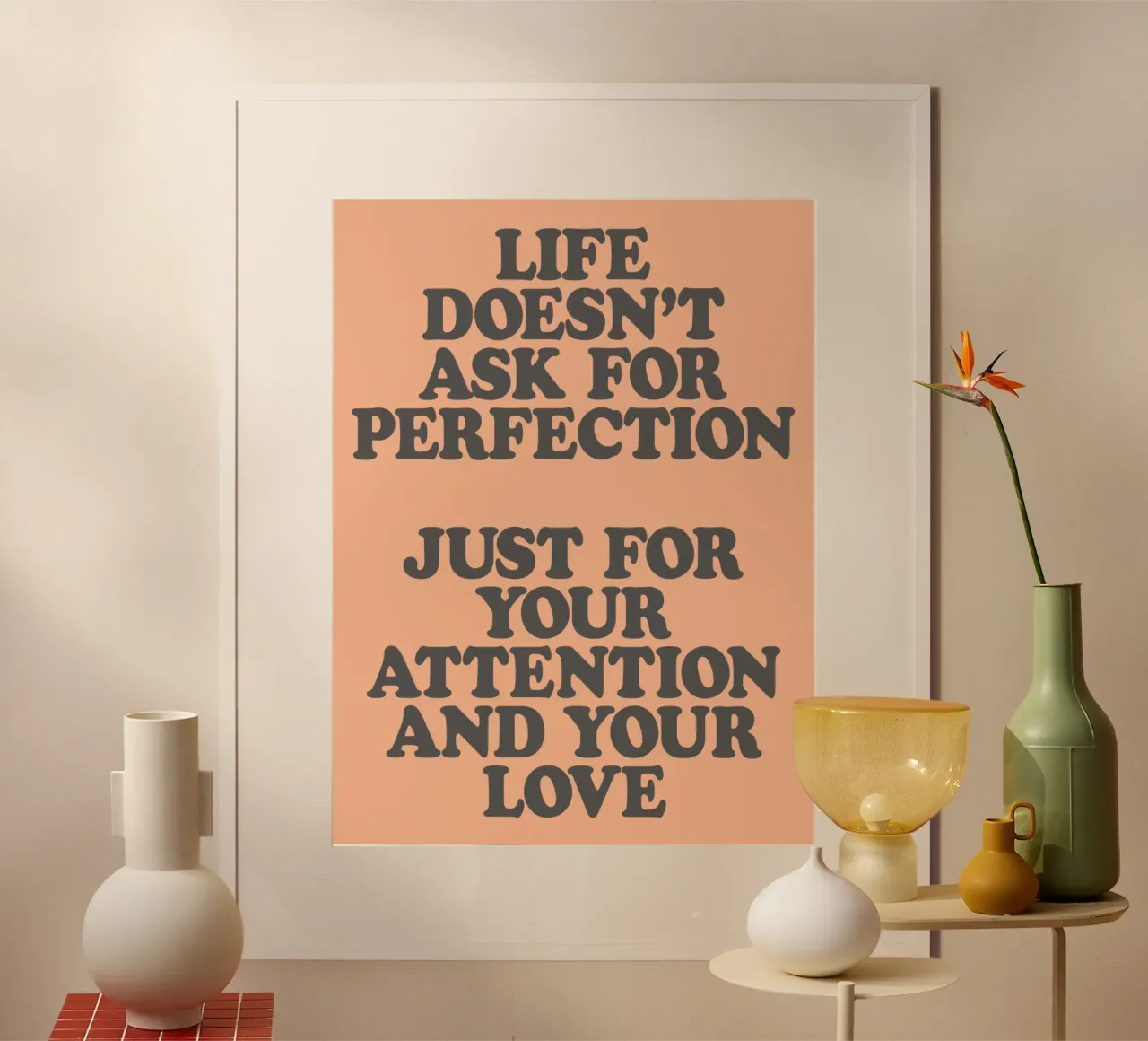 Das Leben verlangt keine Perfektion, nur Ihre Aufmerksamkeit und Liebe Poster mit Aluminium Rahmen von THE MOTIVATED TYPE