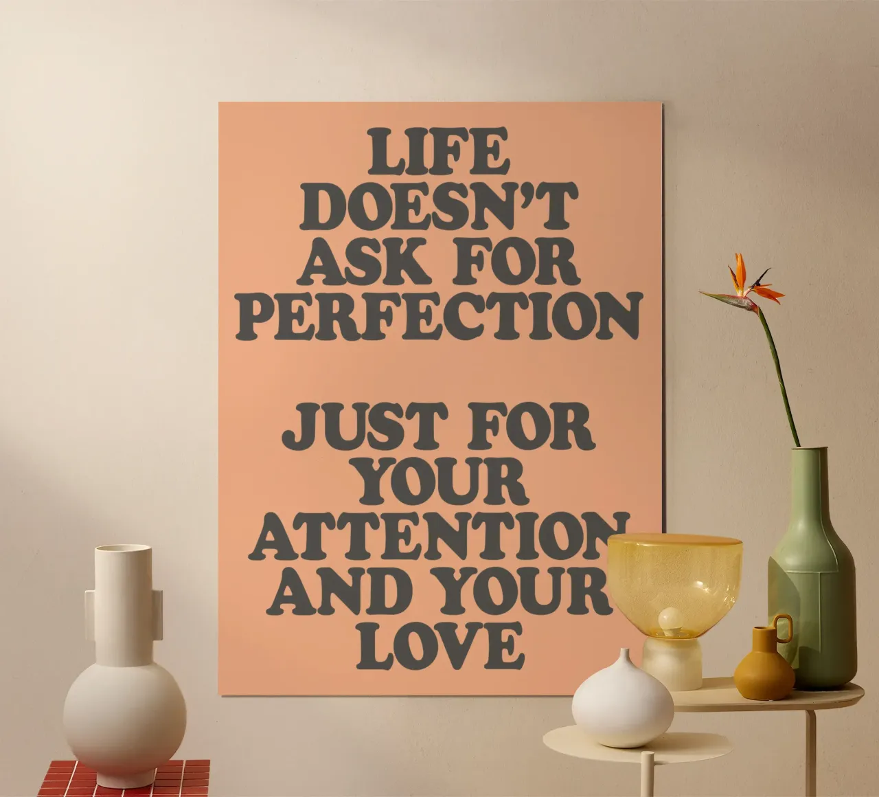 Das Leben verlangt keine Perfektion, nur Ihre Aufmerksamkeit und Liebe Poster mit Aluminium Rahmen von THE MOTIVATED TYPE