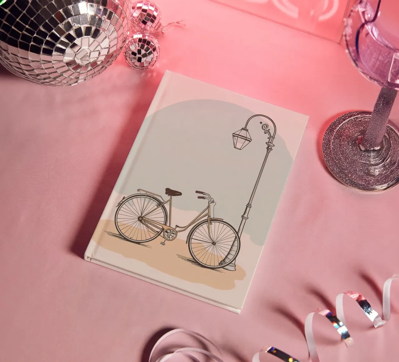 Vélo classique garé près d'un lampadaire ancien carnet de notes de DesignDoodle
