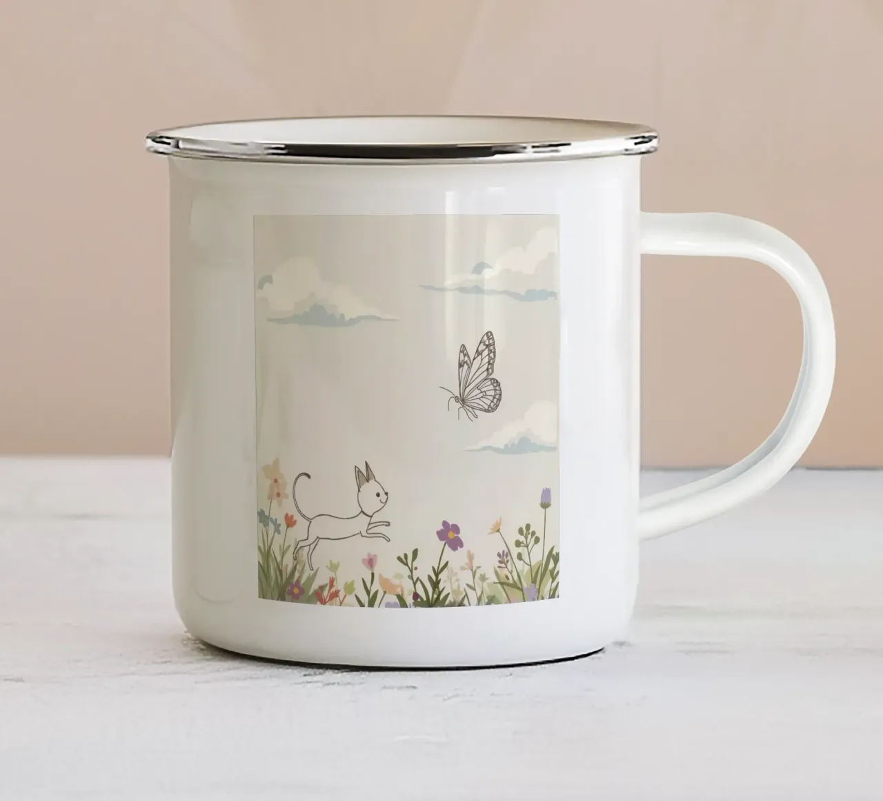 Gatto insegue farfalla in un prato fiorito sotto un cielo morbido tazza in smalto da DesignDoodle