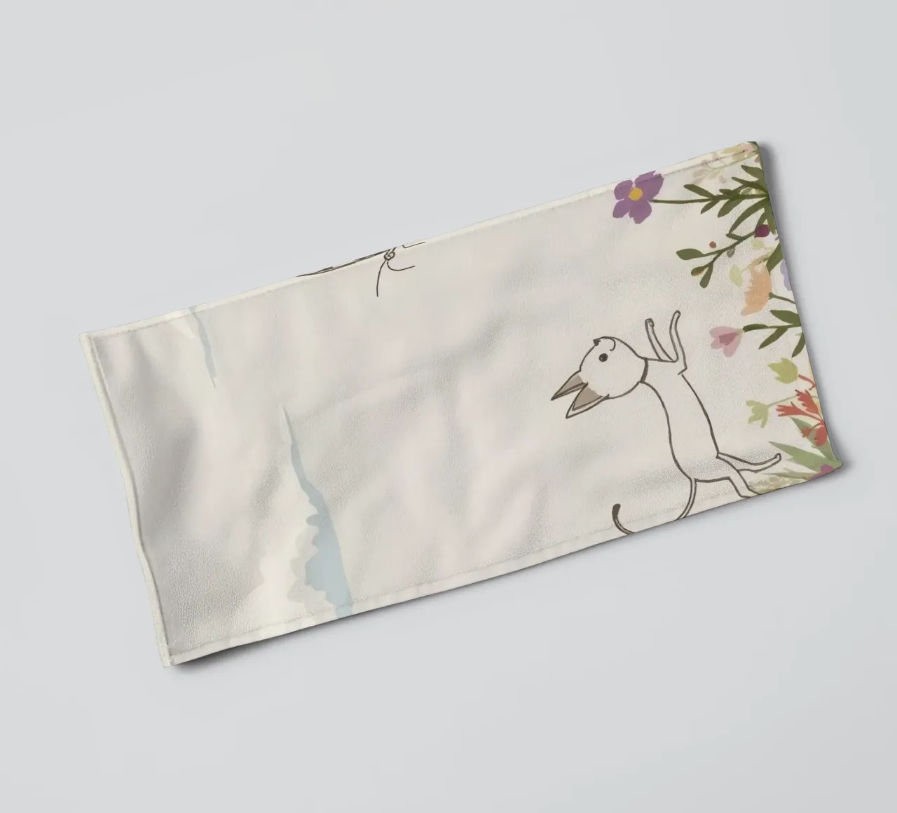 Katze jagt Schmetterling in einer blühenden Wiese unter einem weichen Himmel Handtuch von DesignDoodle