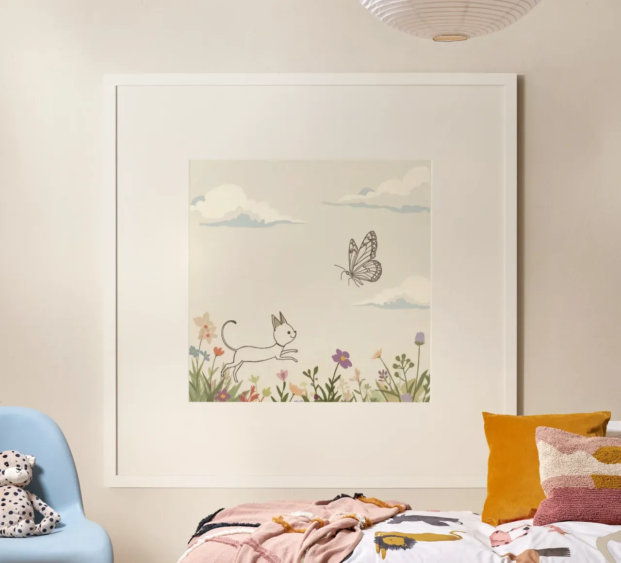 Gatto insegue farfalla in un prato fiorito sotto un cielo morbido poster con telaio in legno da DesignDoodle