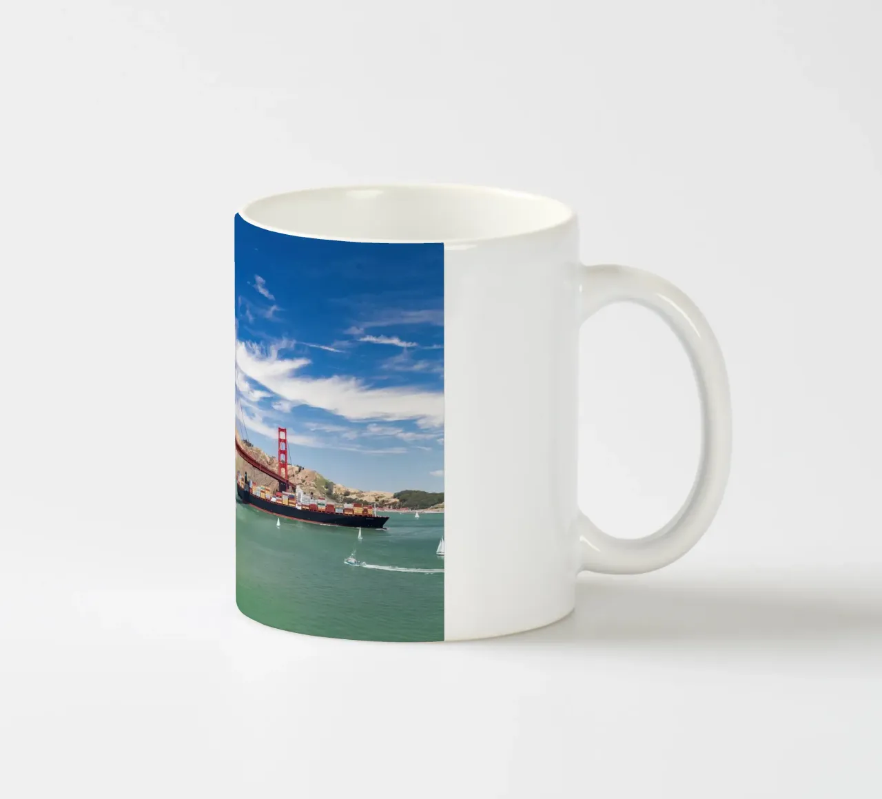 Golden Gate e nave container, San Francisco, USA tazza in ceramica da Wanderlust Vibes