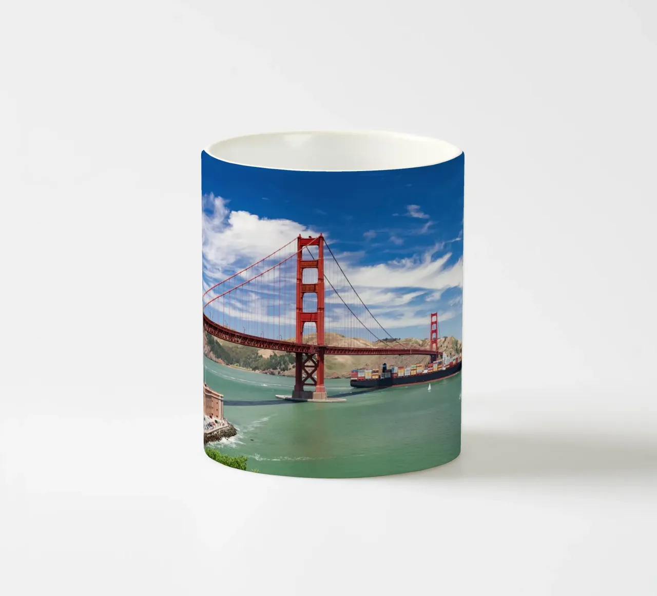 Golden Gate e nave container, San Francisco, USA tazza in ceramica da Wanderlust Vibes