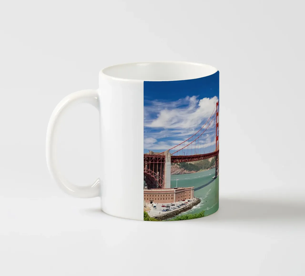 Golden Gate e nave container, San Francisco, USA tazza in ceramica da Wanderlust Vibes