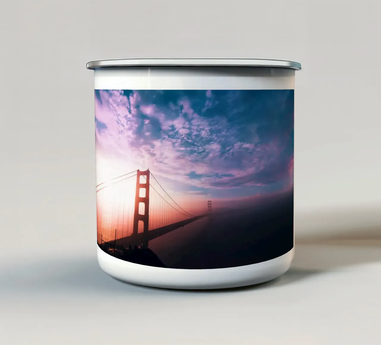 Il Golden Gate nella nebbia all'alba, San Francisco, USA tazza in smalto da Wanderlust Vibes