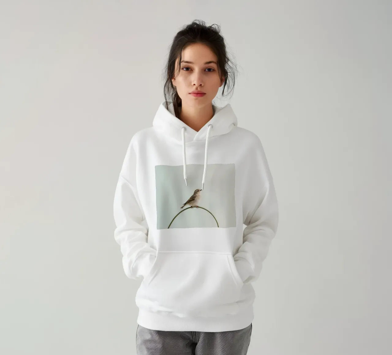 Uccello appollaiato su un ramo curvo felpa con cappuccio da DesignDoodle