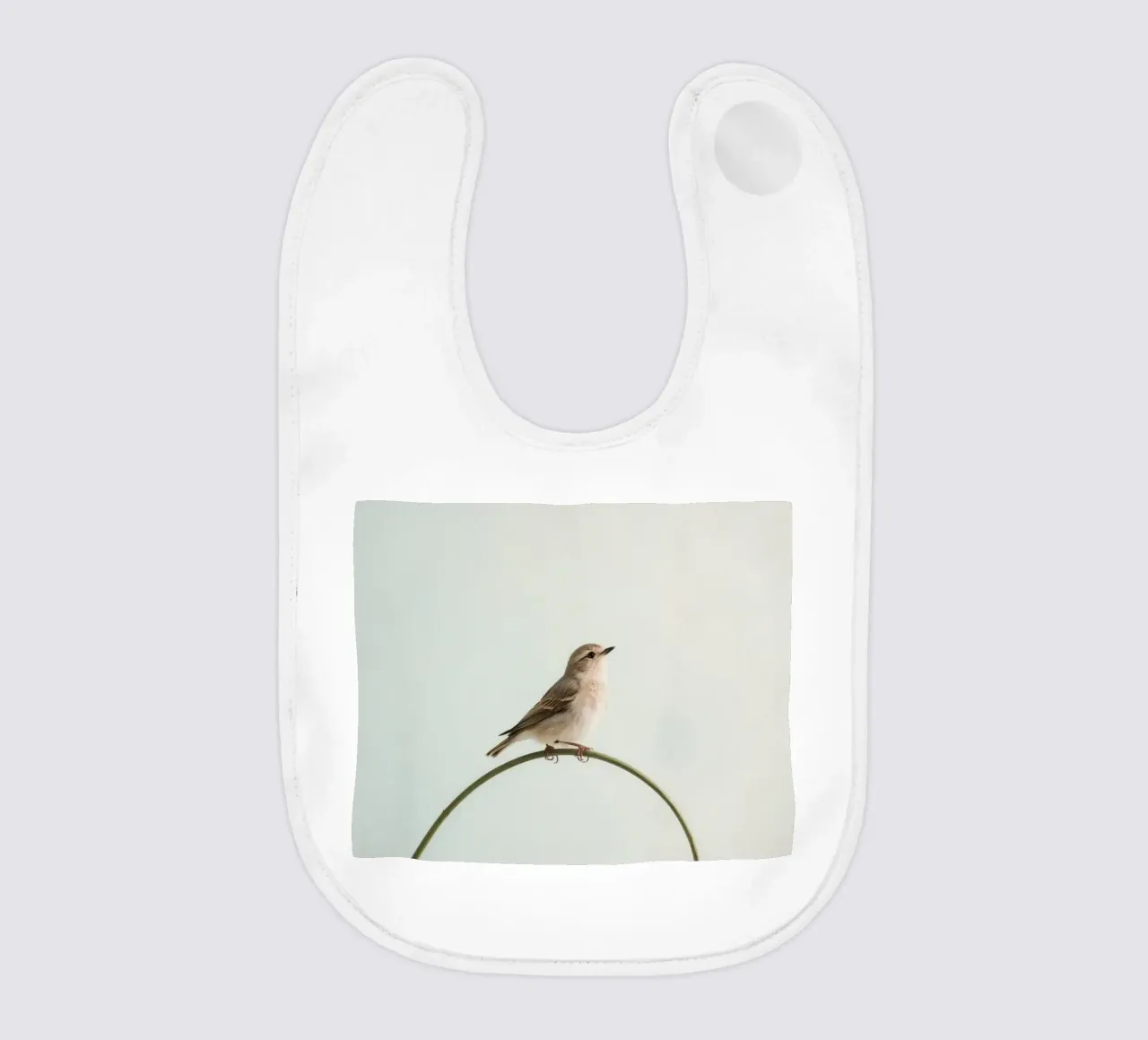 Uccello appollaiato su un ramo curvo bavaglino da DesignDoodle